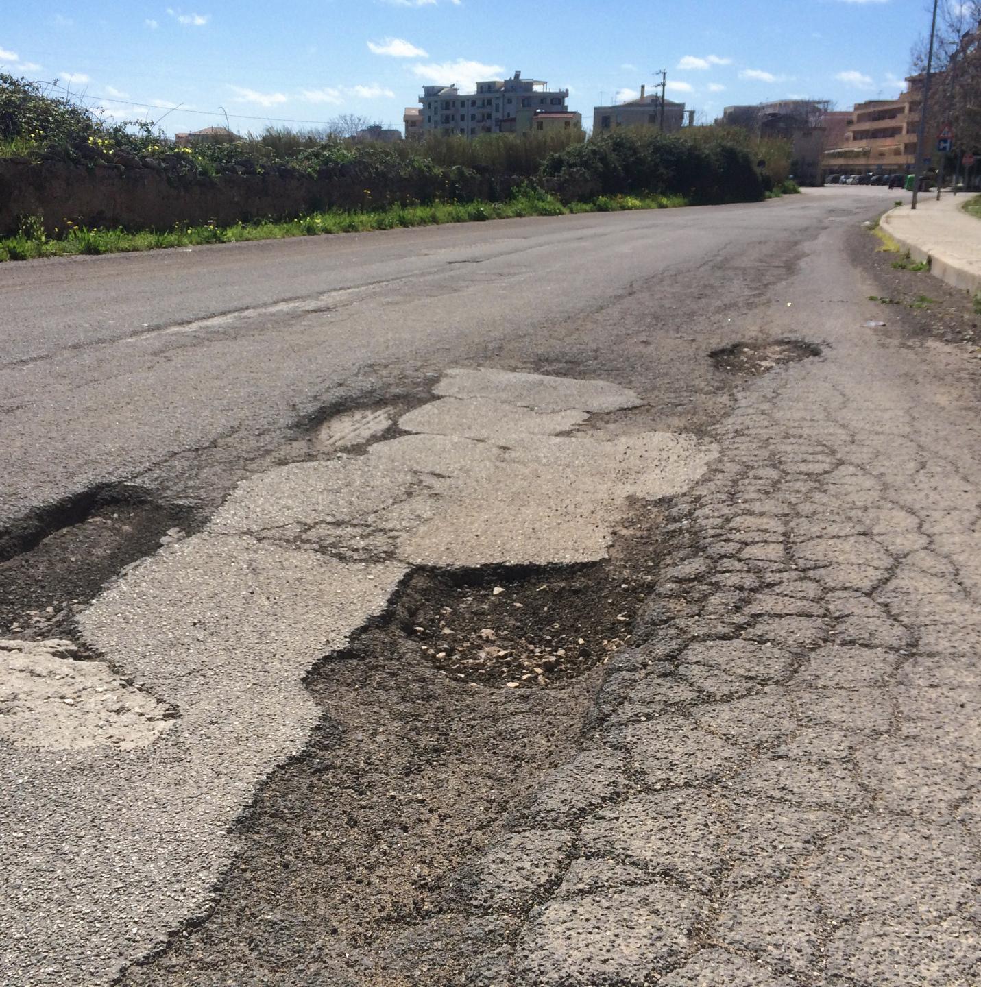 Le strade di Alghero si sfaldano, proteste per le voragini 