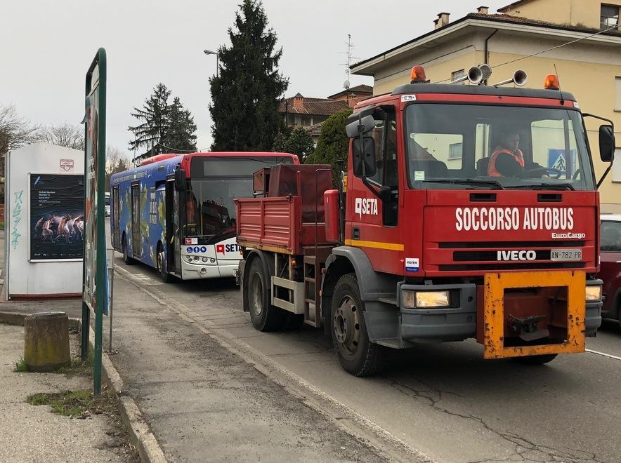 Bus in panne, auto in trappola a Rivalta 