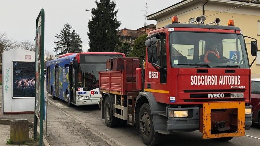 Bus in panne, auto in trappola a Rivalta