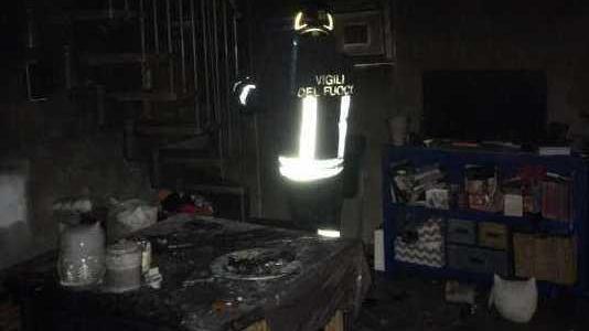 Corto circuito nel frigorifero ragazza si salva dall’incendio