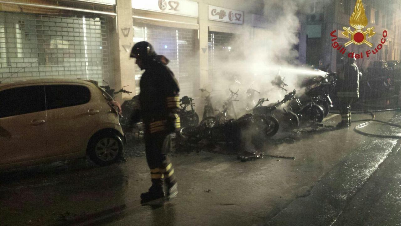 Incendio nella notte: "strage" di scooter. In fiamme anche un'auto - Video