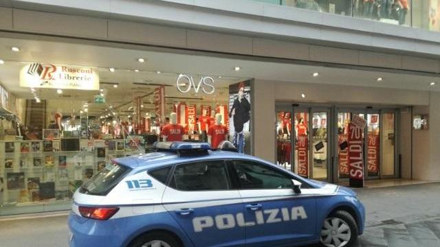 La pattuglia della polizia davanti all'Ovs in Corso Italia