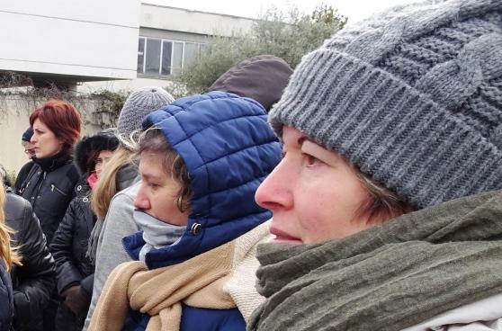 Presidio delle lavoratrici Defi davanti alla fabbrica (Foto Gori)