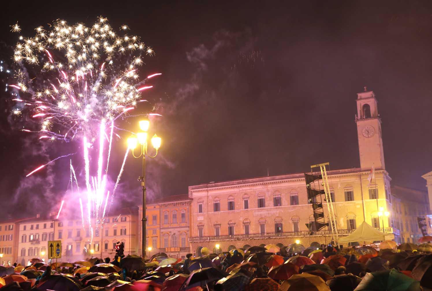 I fuochi per il Capodanno Pisano (foto Fabio Muzzi)