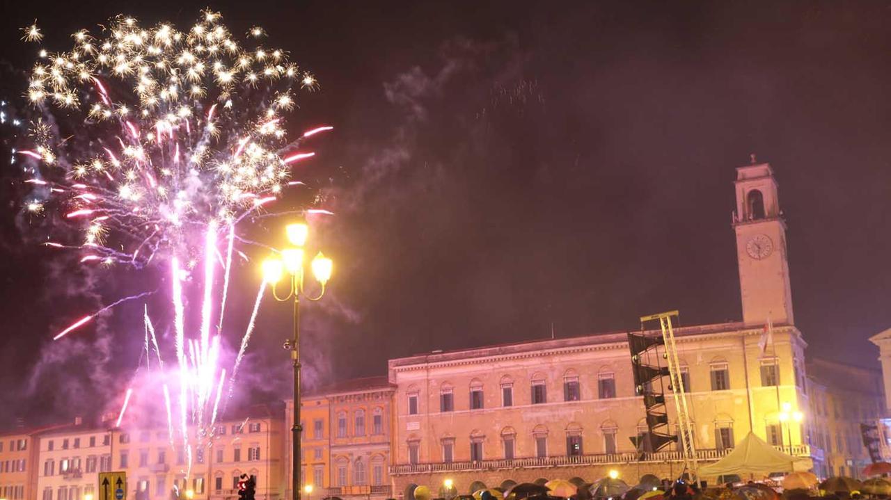 I fuochi per il Capodanno Pisano (foto Fabio Muzzi)