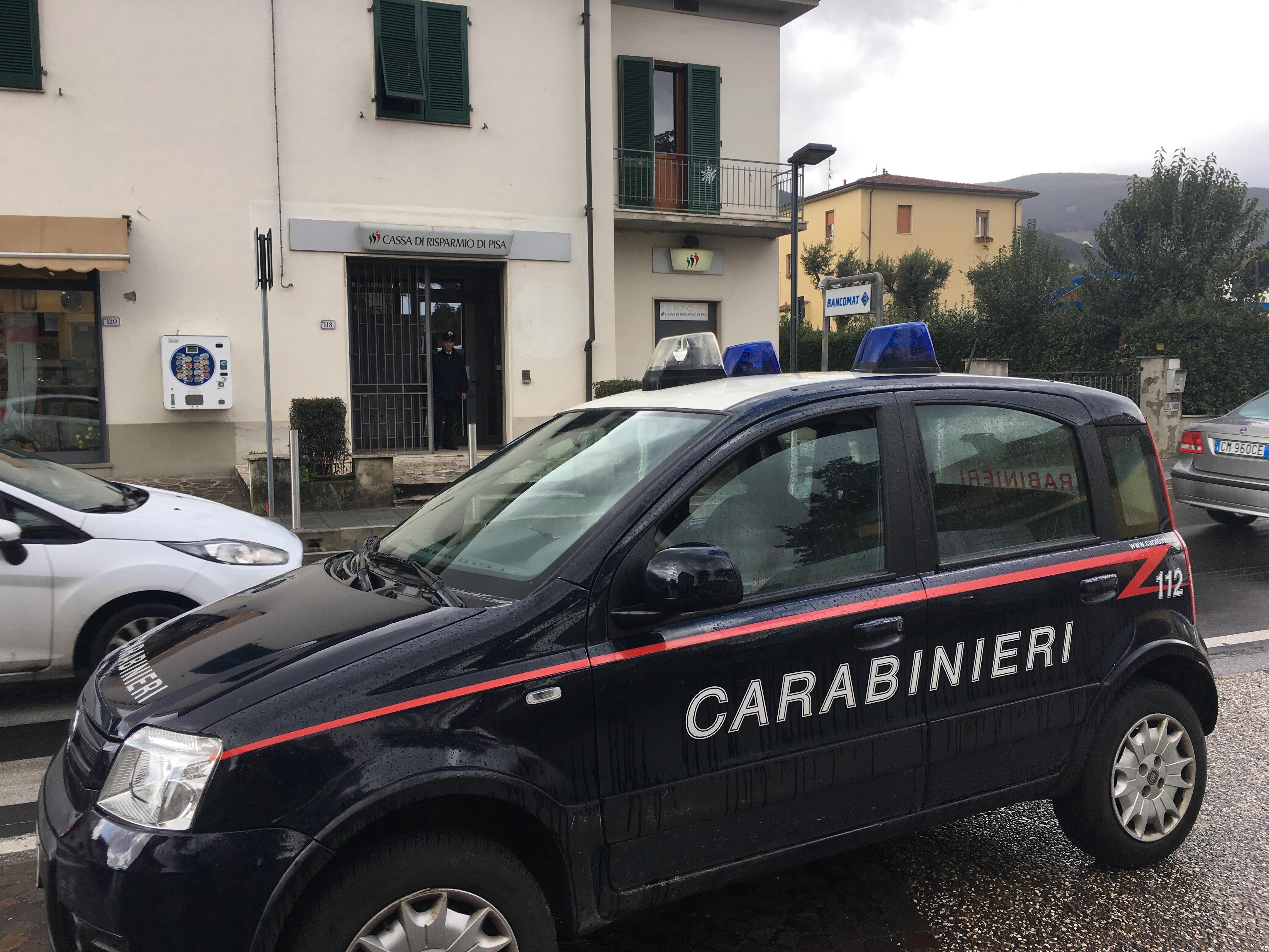 L'auto dei carabinieri davanti alla banca rapinata (Foto Silvi)