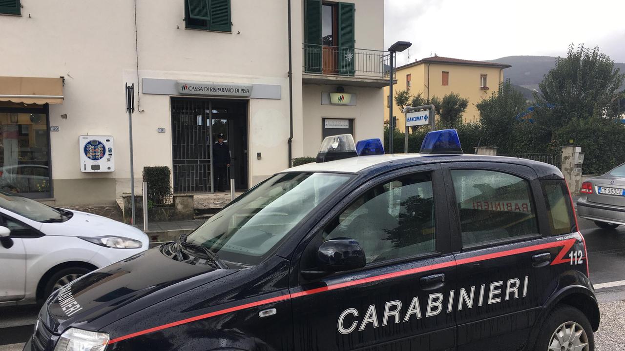 L'auto dei carabinieri davanti alla banca rapinata (Foto Silvi)