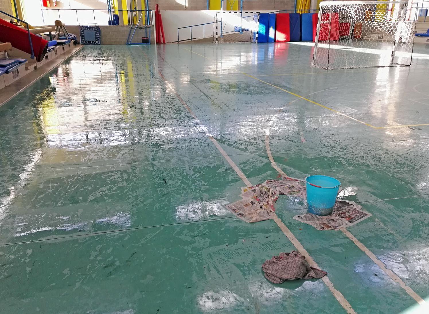 All'Ipc servono i secchi per raccogliere l'acqua che cade in palestra (foto PaBar) 