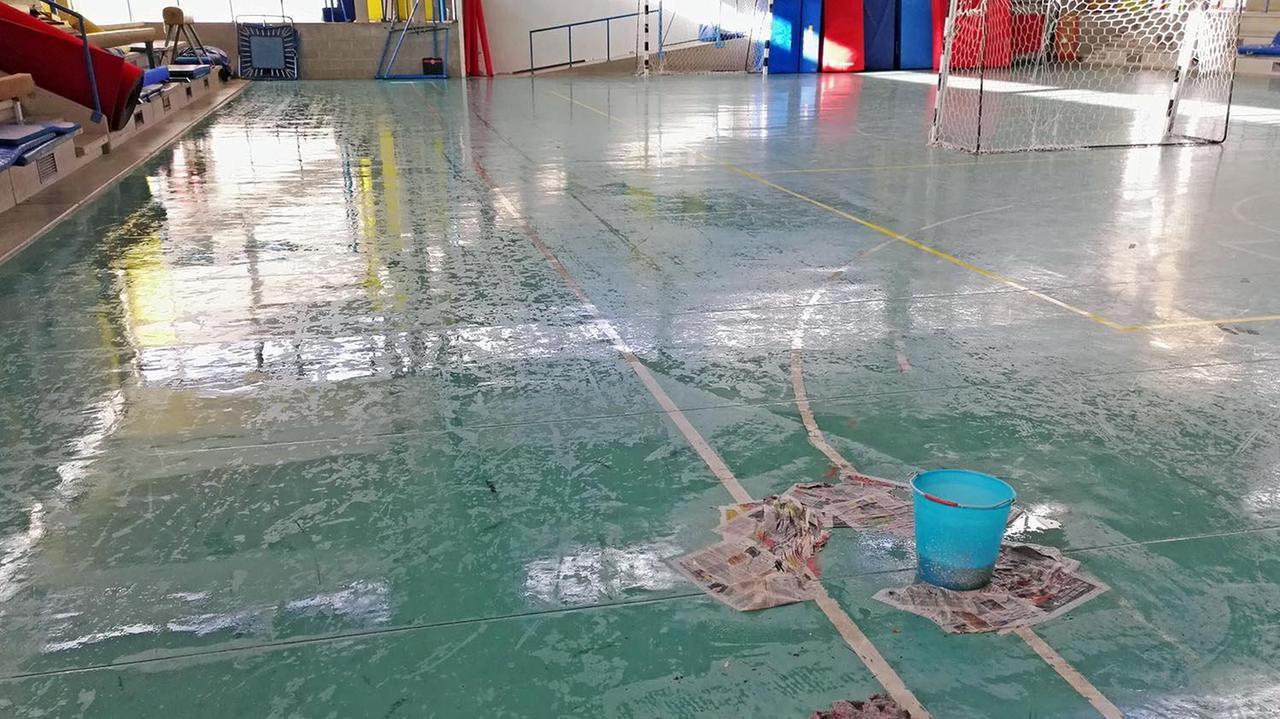 All'Ipc servono i secchi per raccogliere l'acqua che cade in palestra (foto PaBar)