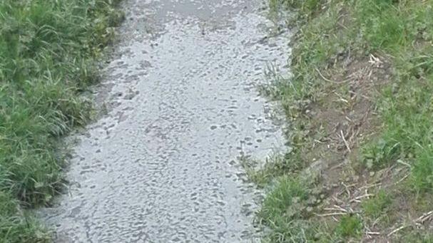 Reggio Emilia, l’acqua rossa di Cava Fossetta è diventata bianca e puzzolente