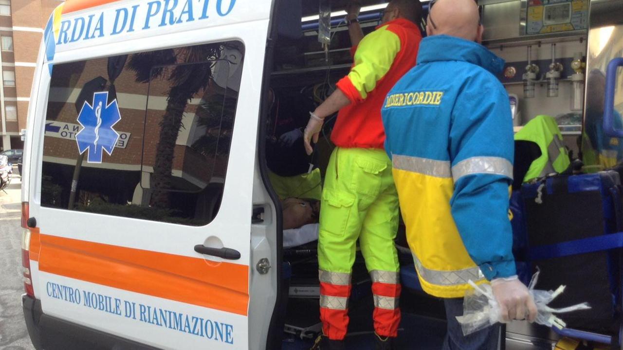 Un'ambulanza della Misericordia di Prato (archivio)