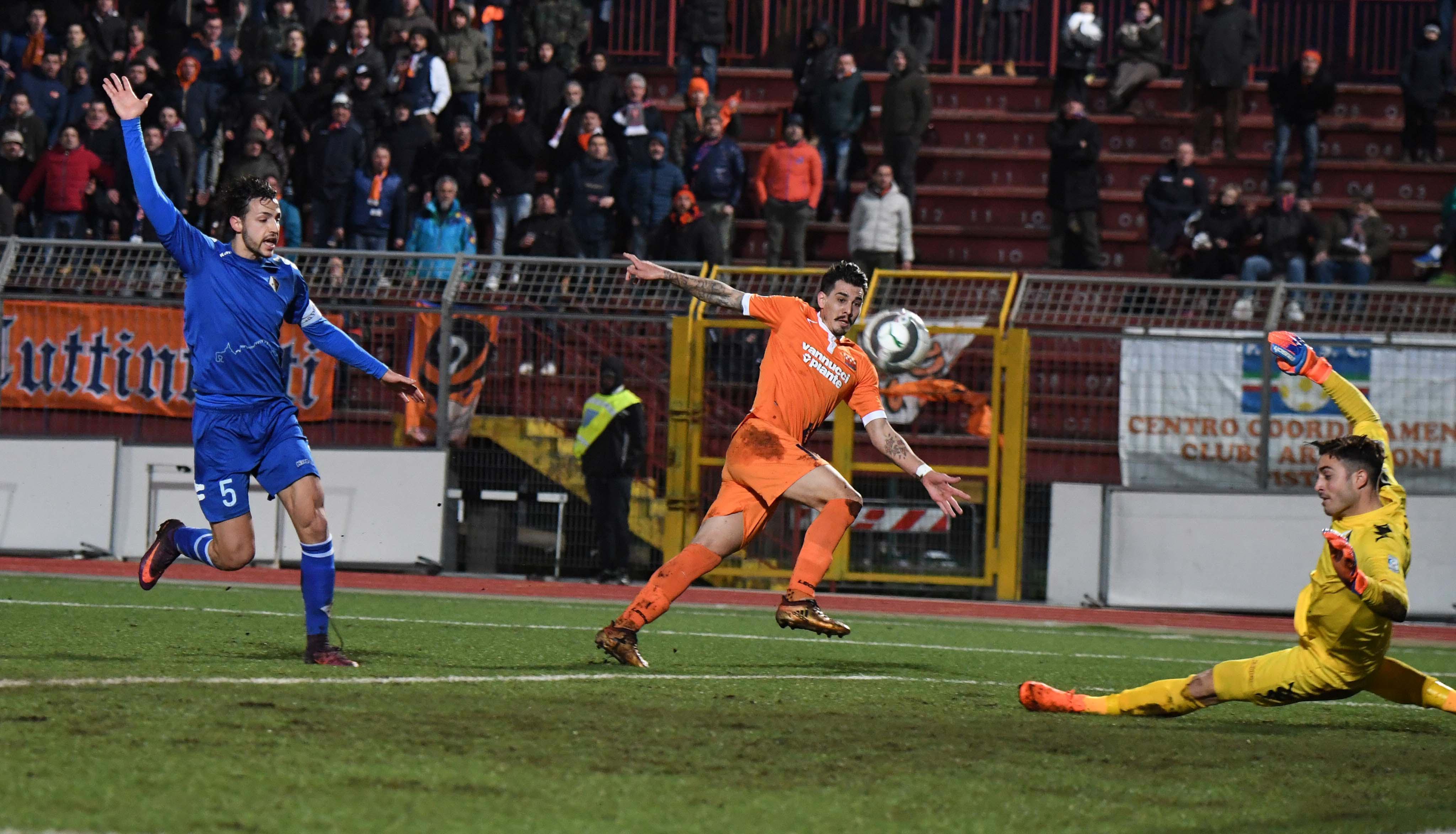 Un momento del derby Prato-Pistoiese (foto Silvi)