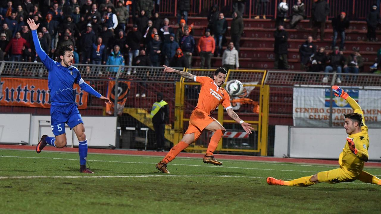 Un momento del derby Prato-Pistoiese (foto Silvi)