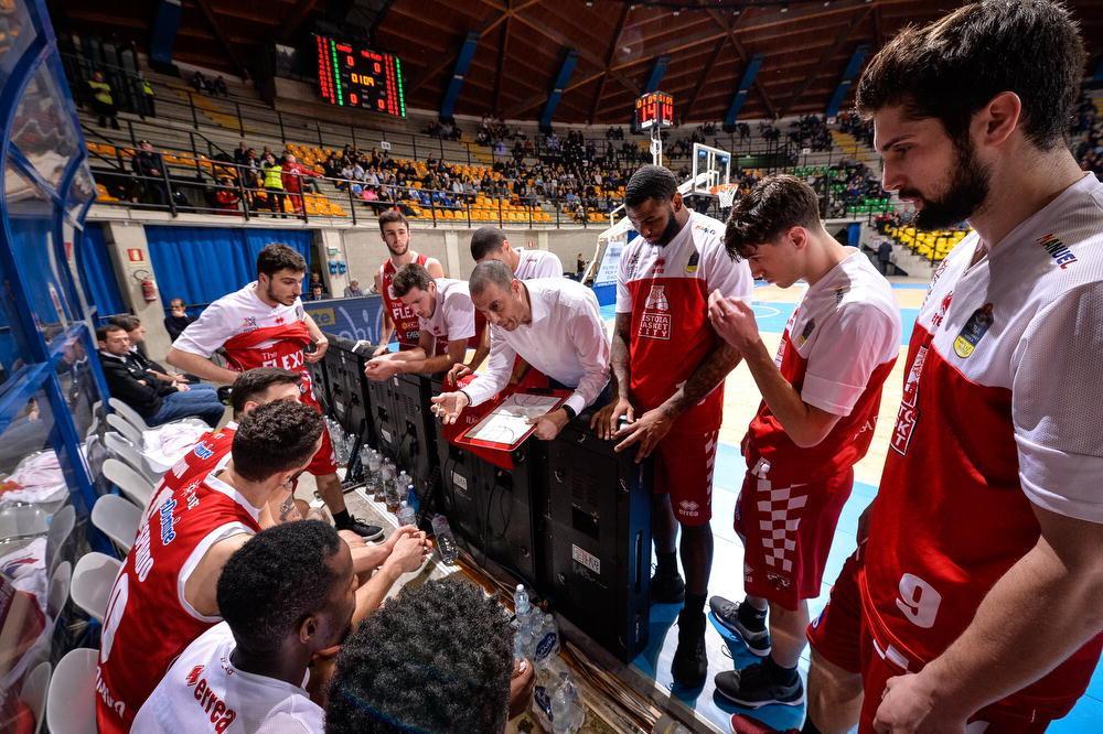 Coach Vincenzo Esposito durante un time out coi suoi giocatori
