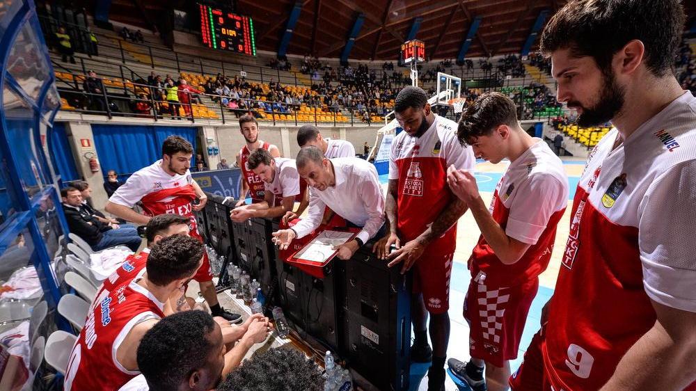 Coach Vincenzo Esposito durante un time out coi suoi giocatori