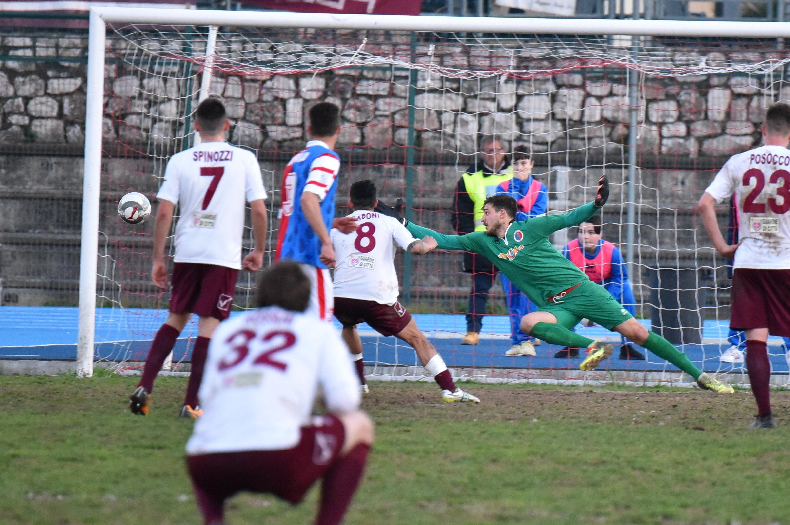 Il rigore finito sul palo di Andrea Caponi al 92' di Gavorrano-Pontedera (Foto agenzia Bf)