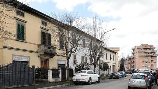 Vittima di estorsione si barrica in casa