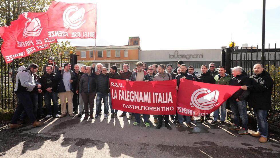 I lavoratori della Falegnami in presidio davanti all’azienda (Foto Agenzia Carlo Sestini)