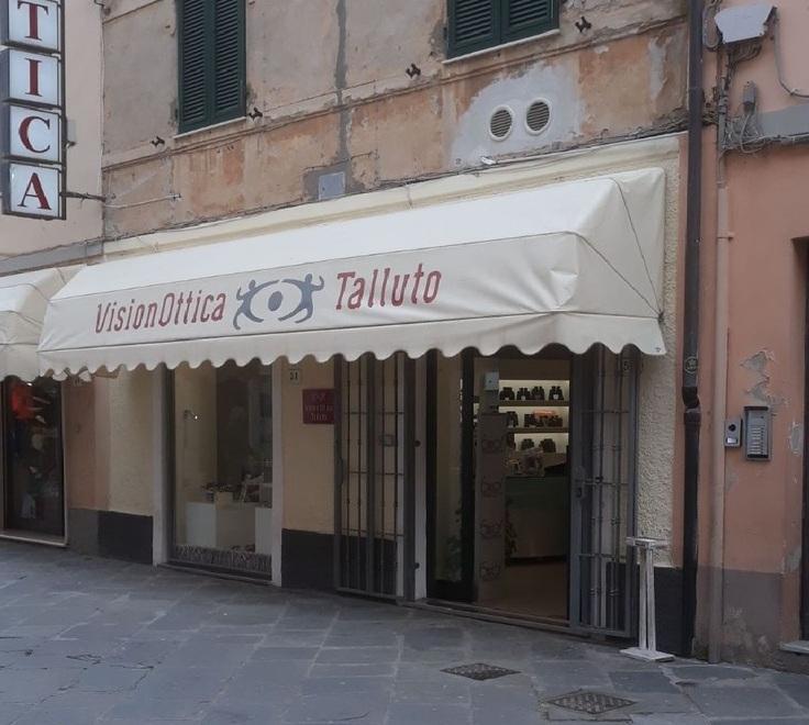 Razzia di occhiali griffati in un’ottica di corso Italia 