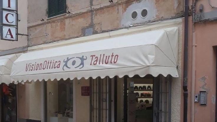 Razzia di occhiali griffati in un’ottica di corso Italia