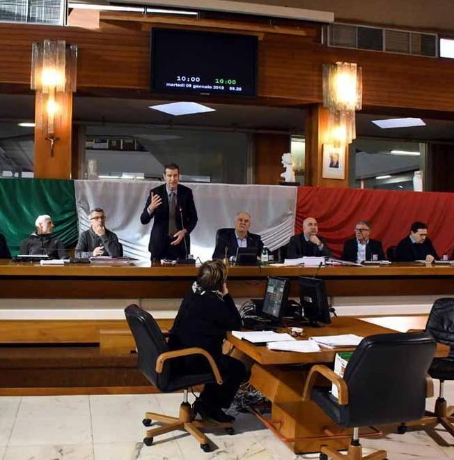 Testa a testa con i tecnici È bagarre in consiglio 