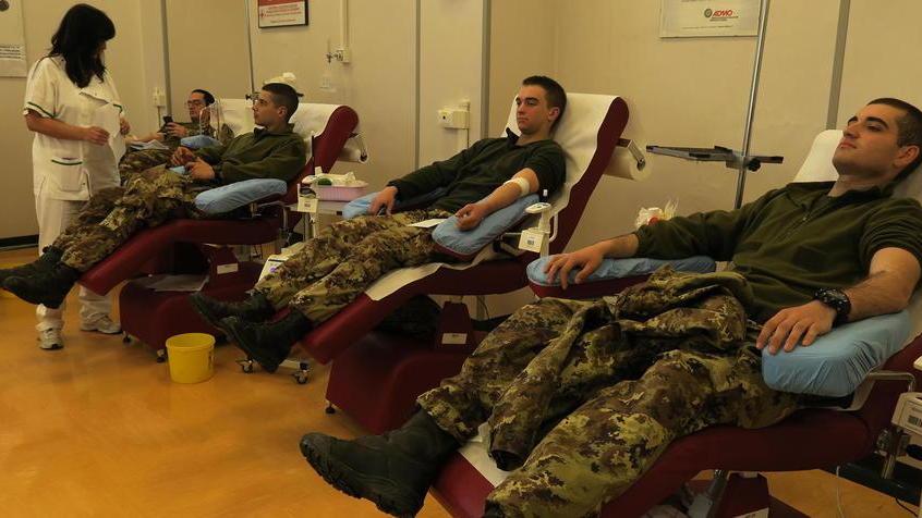 Parà della Folgore a donare il sangue