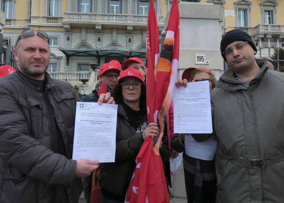 Senza lavoro né soldi «Rivogliamo il posto e le nostre buste paga» 