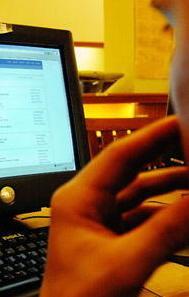 «Sto male, inviatemi soldi»: è truffa 