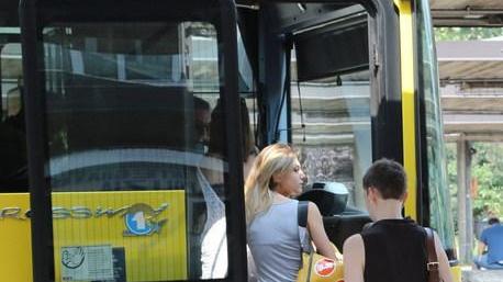 «Seta, c’è chi fa straordinari per quasi 1400 ore all’anno»