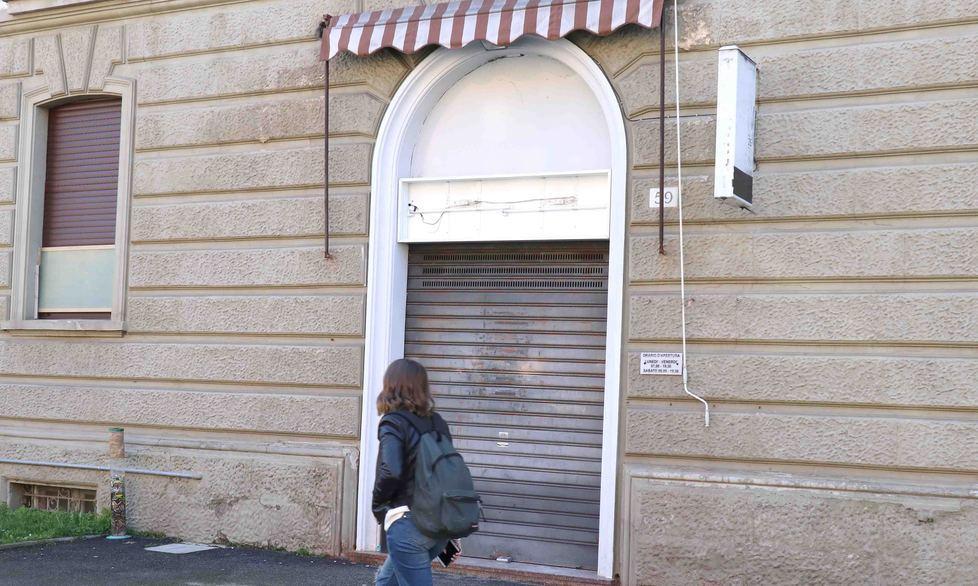Saracinesca giù per il Gi & Gi Bar