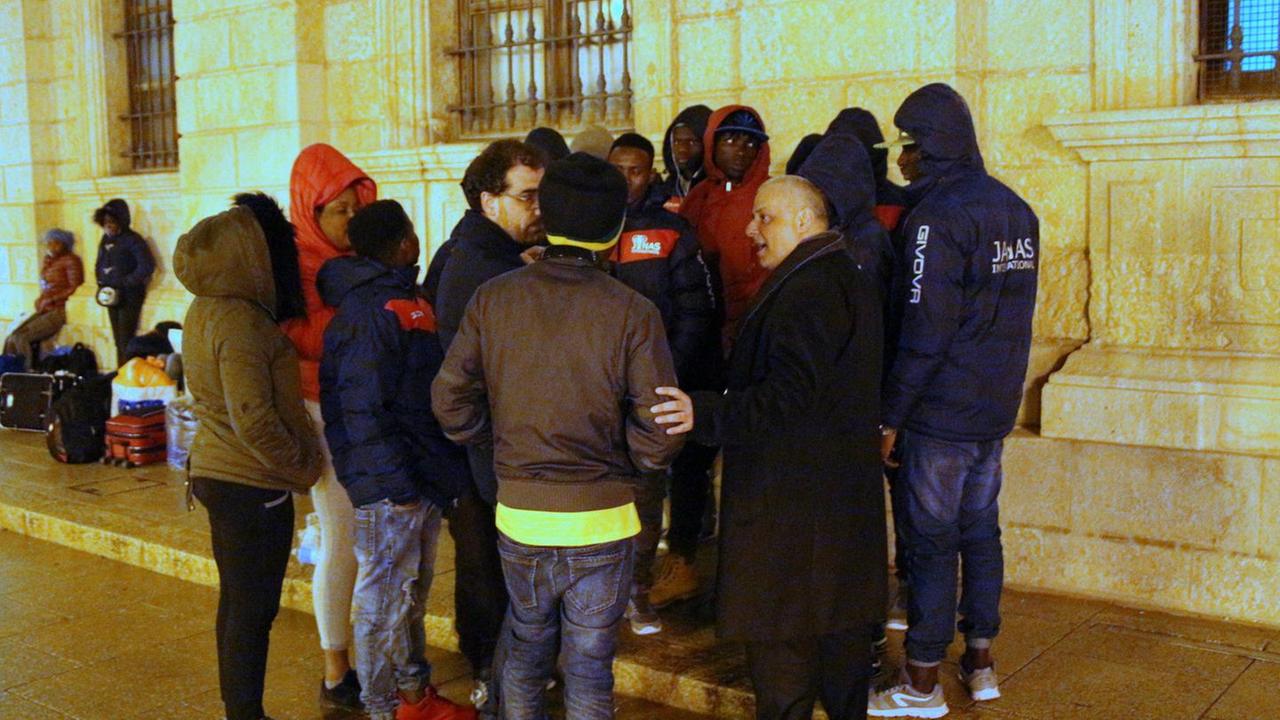 Sassari, la protesta dei migranti si risolve con un abbraccio 