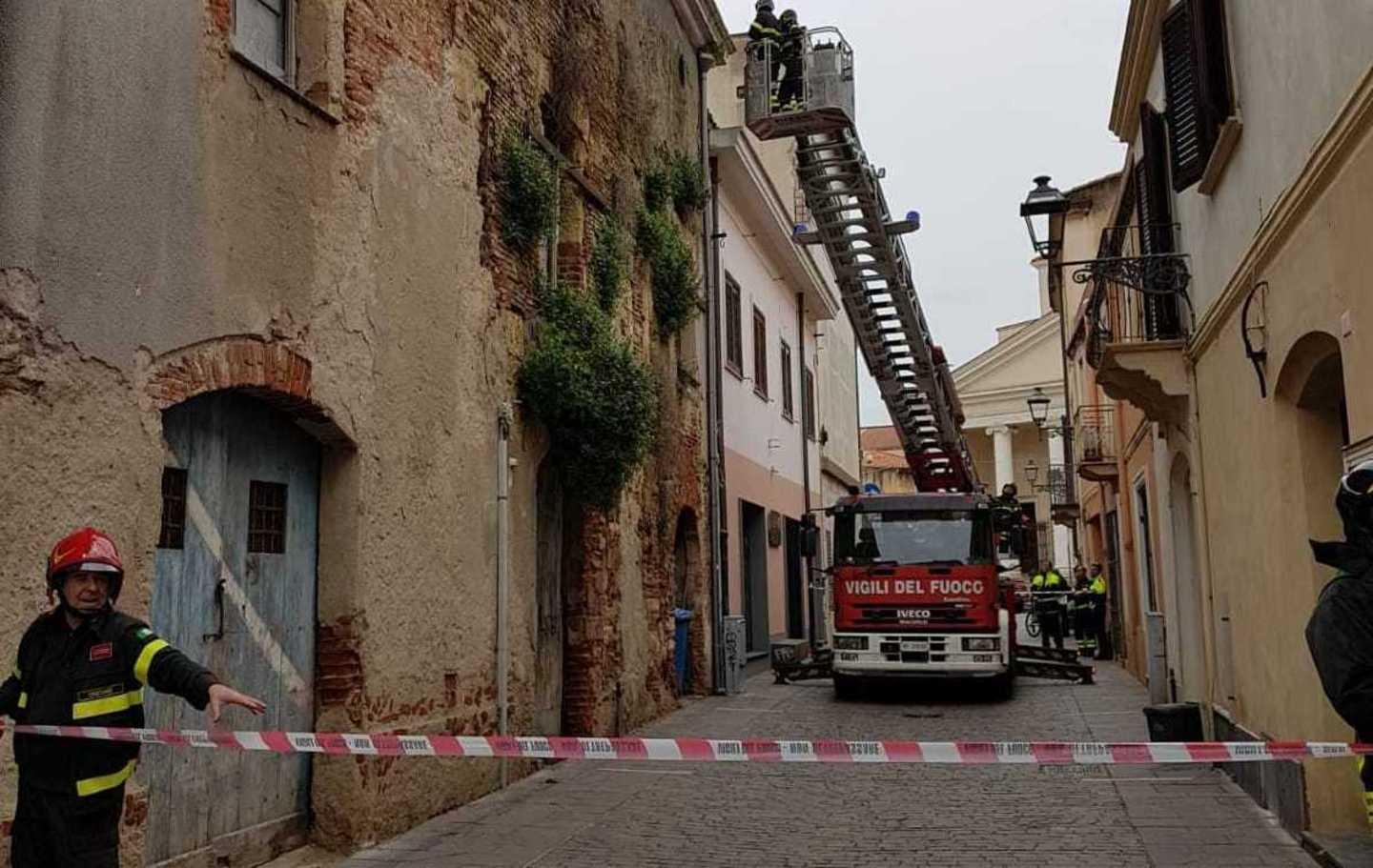 Un cornicione crolla in centro 