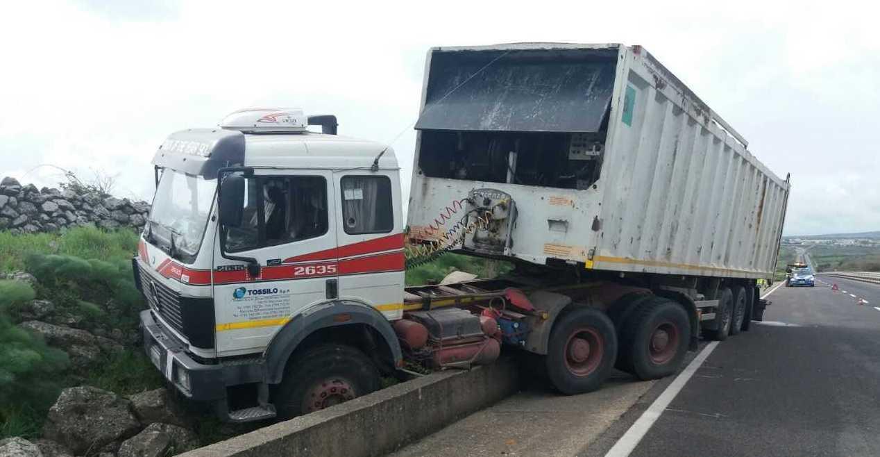 Camion esce fuori strada, traffico in tilt
