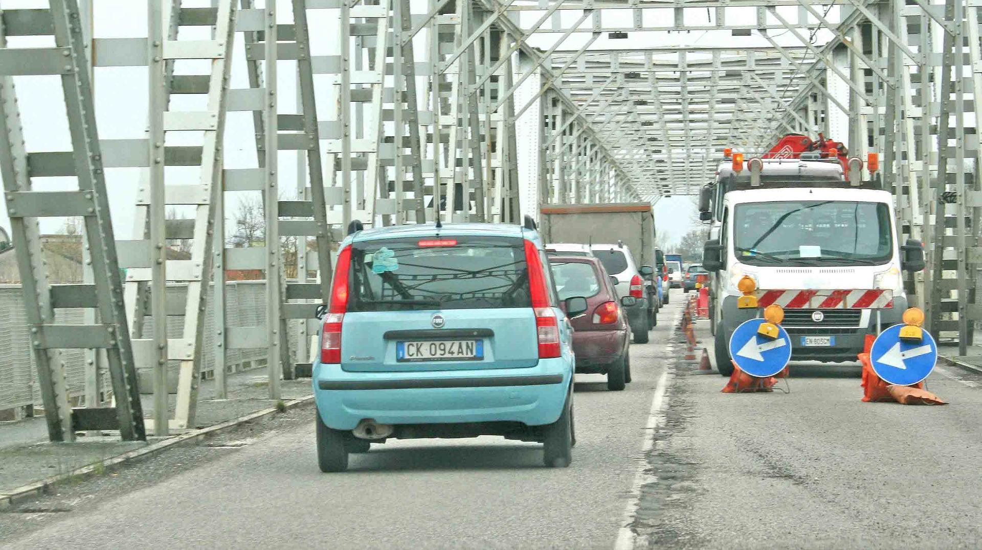 Il ponte sul Po tra Pontelagoscuro e Santa Maria Maddalena durante un lavoro di  manutenzione