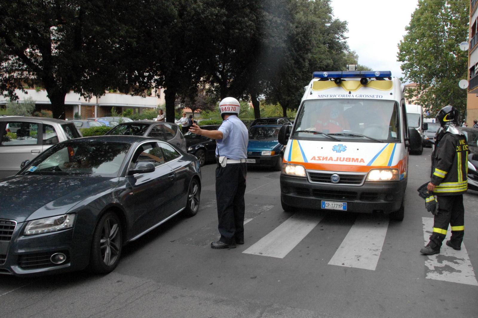 I rilievi della polizia municipale dopo l'investimento di un pedone (foto d'archivio)