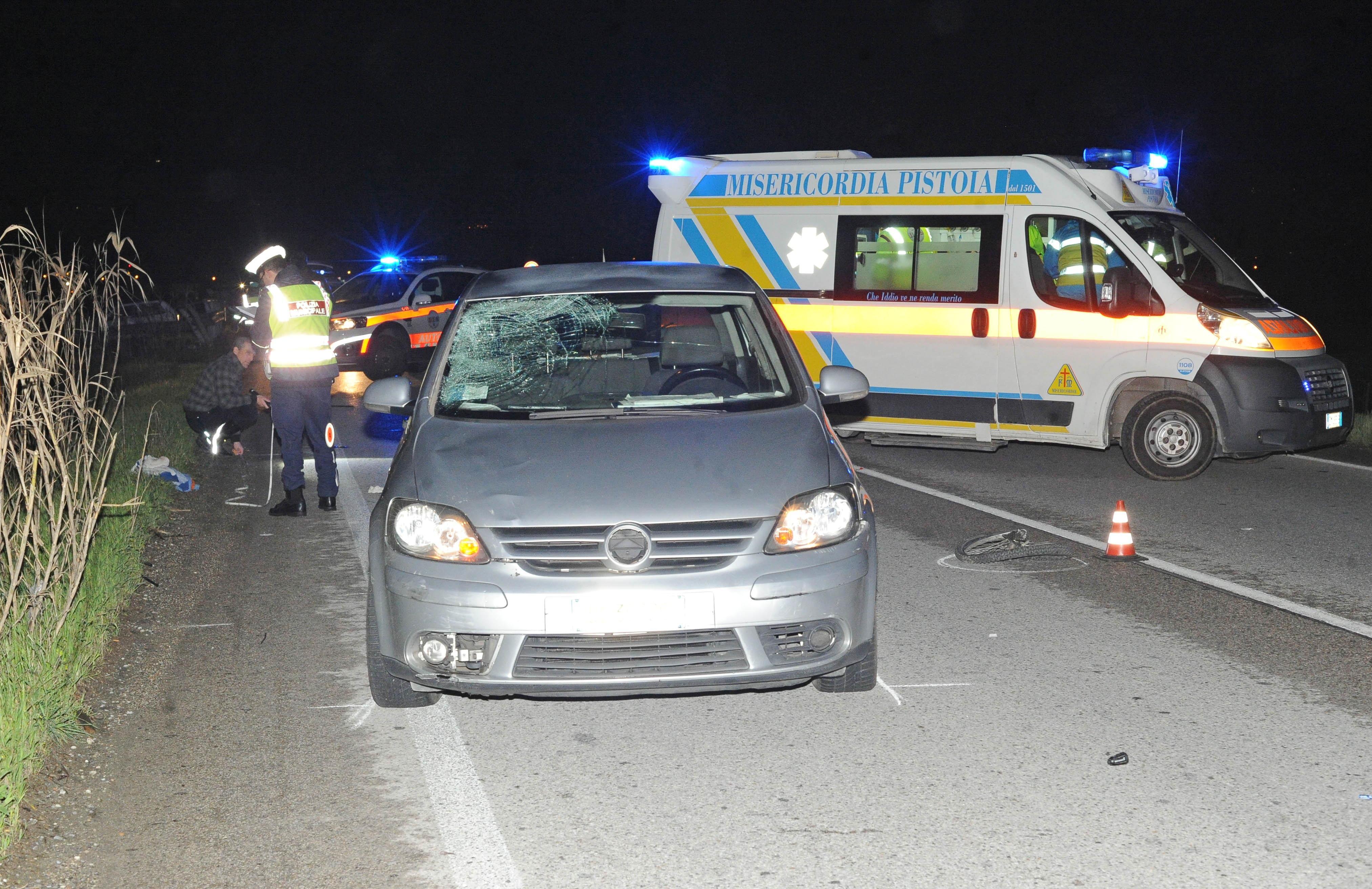 Il parabrezza dell'auto incrinato dopo l'urto con il ciclista (foto Gori)