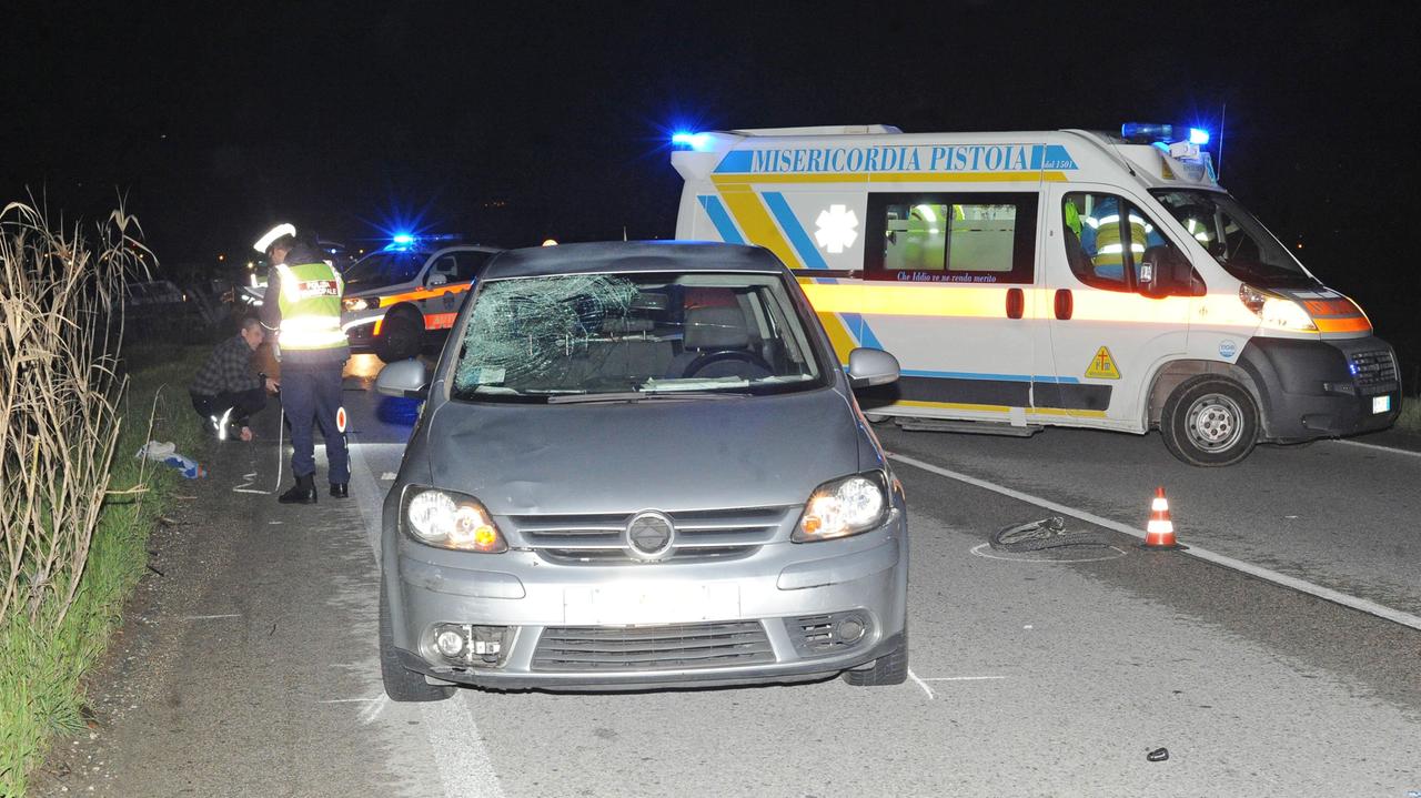 Il parabrezza dell'auto incrinato dopo l'urto con il ciclista (foto Gori)
