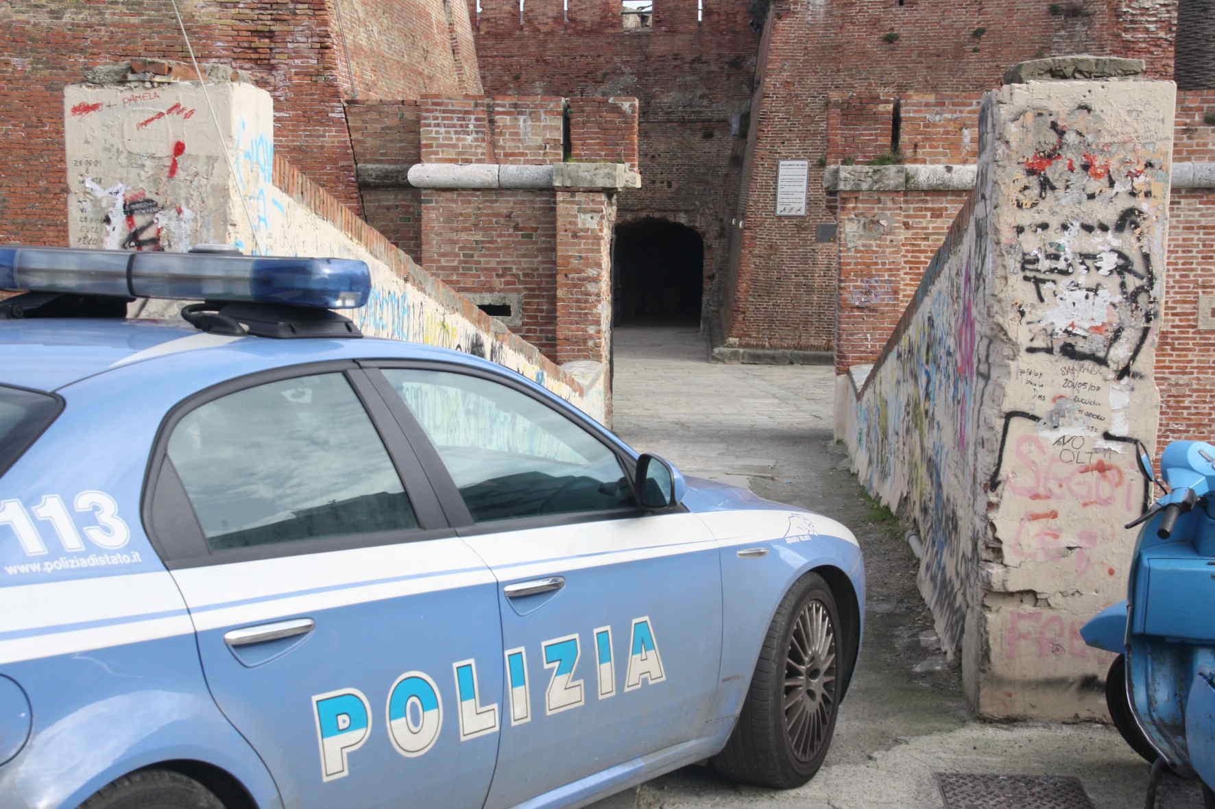 Senza assicurazione investe l’agente e scappa 
