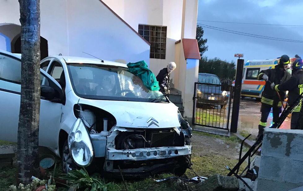 Con l’auto sfonda il muro di una casa 