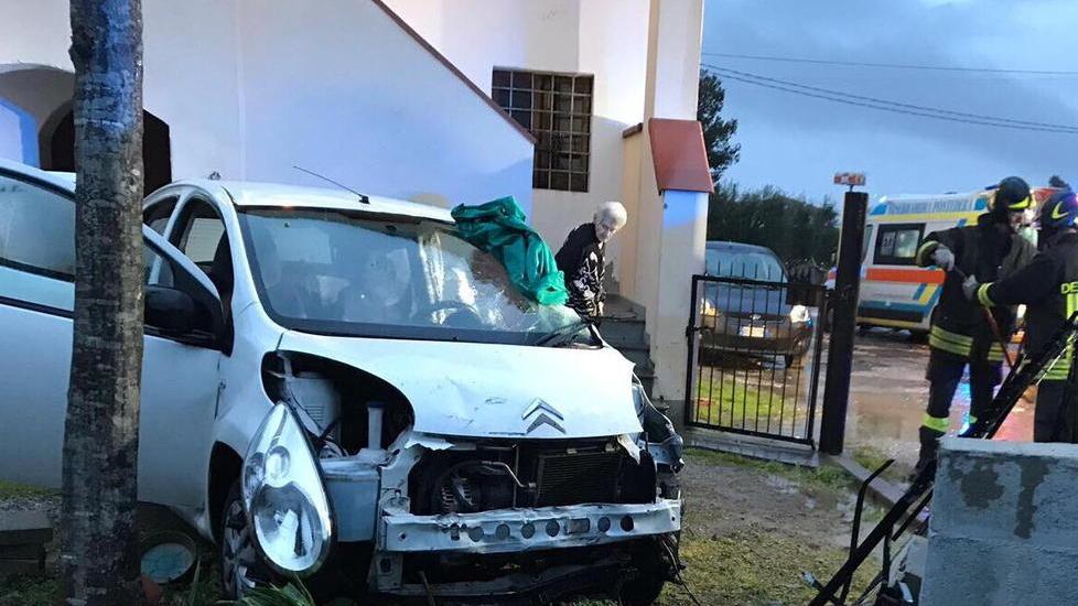 Con l’auto sfonda il muro di una casa