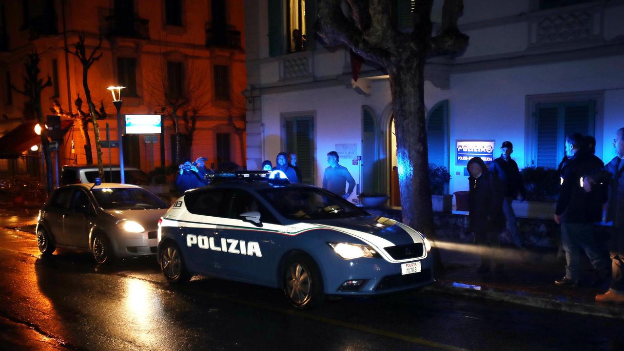 Una volante della polizia di fronte al Commissariato di Montecatini (Foto Nucci)
