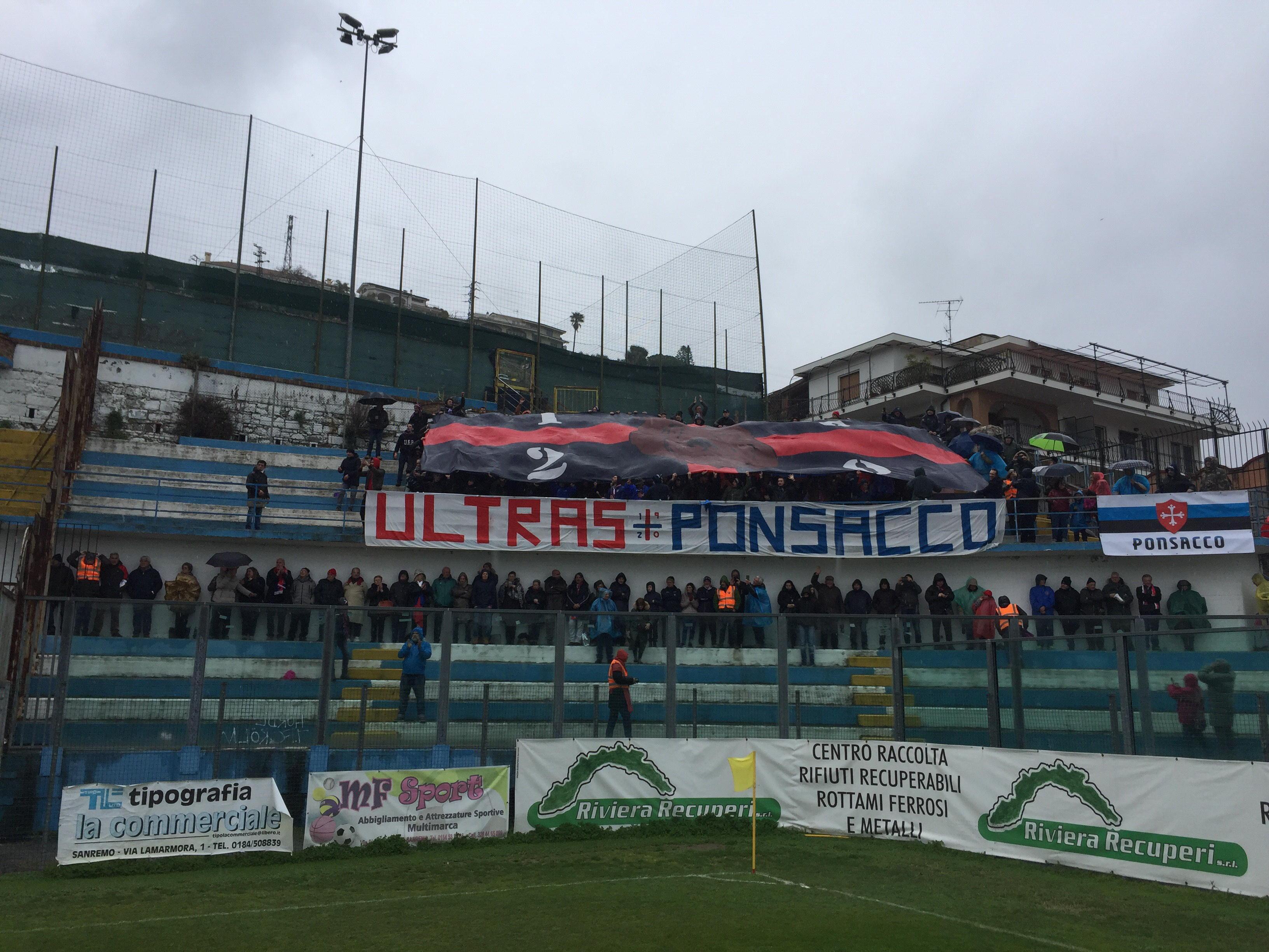 I tifosi del Ponsacco che hanno seguito la squadra a Sanremo