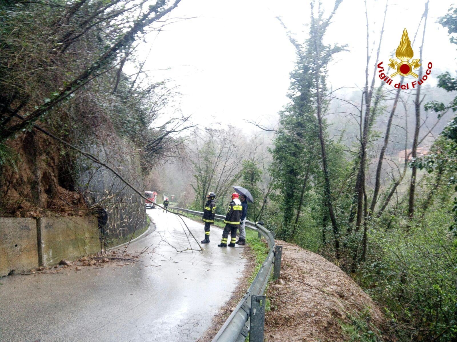 La frana sulla strada tra Pietrabuona e Medicina, nel comune di Pescia