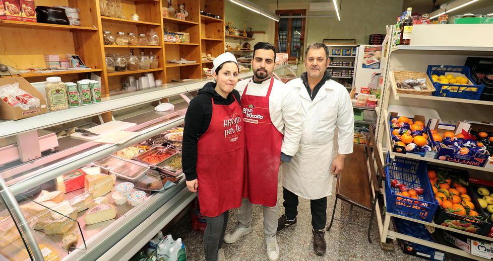 Da destra Pietro Chiappara, Michele Chiappara e la sua compagna Fabiana (foto agenzia Sestini)