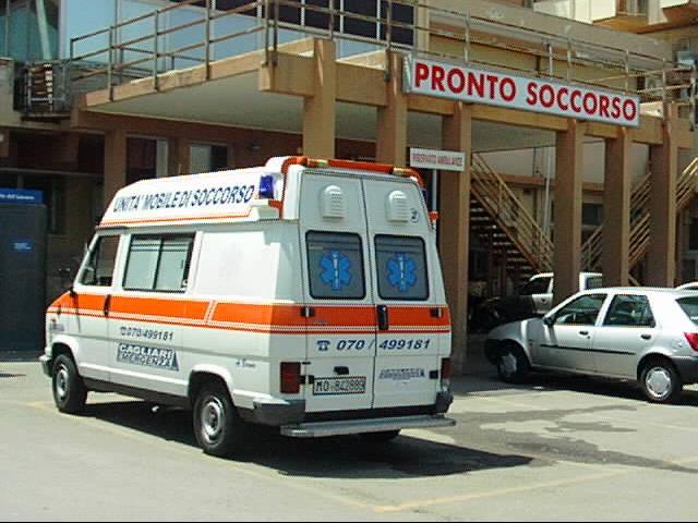 Cade dal tetto mentre sistema l'antenna, un ferito a Castiadas
