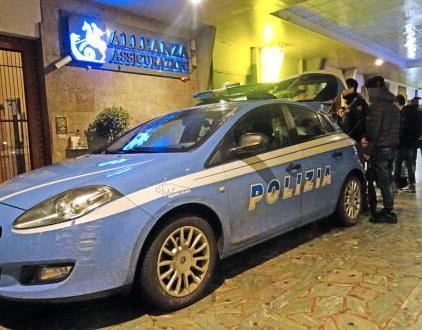 I poliziotti della Volante mentre raccolgono le testimonanze (foto Gori)