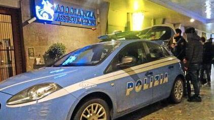 I poliziotti della Volante mentre raccolgono le testimonanze (foto Gori)
