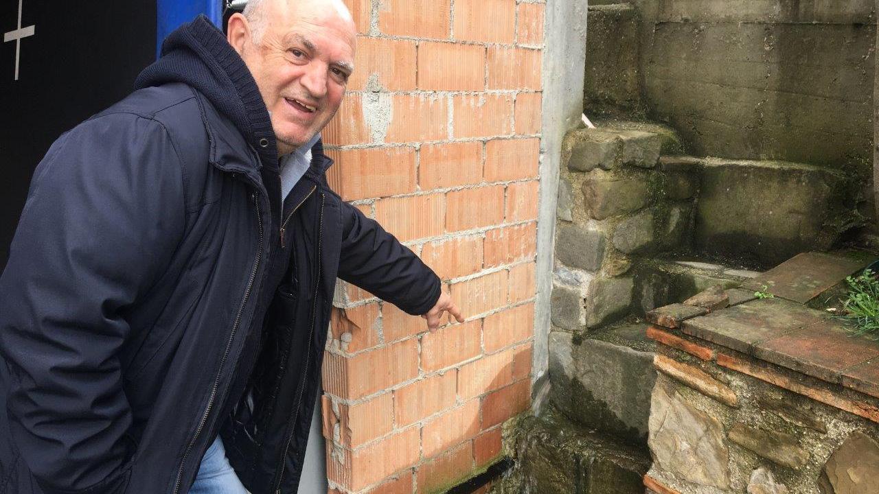 Il punto da dove l’acqua termale arriva nella proprietà dei Nicolella, in via Tre Fontane