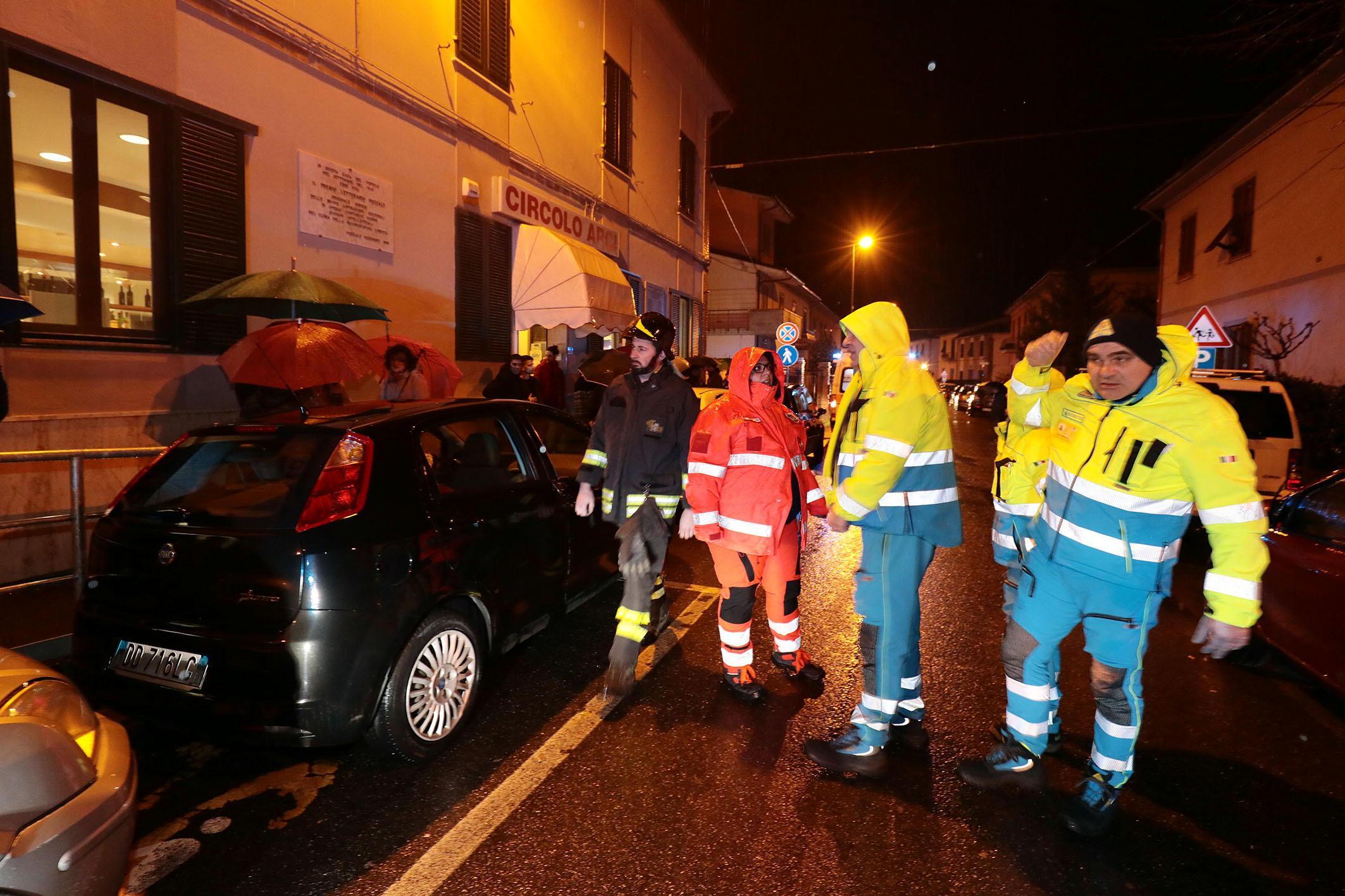 L'intervento di volontari e dei vigili del fuoco (foto Sestini)