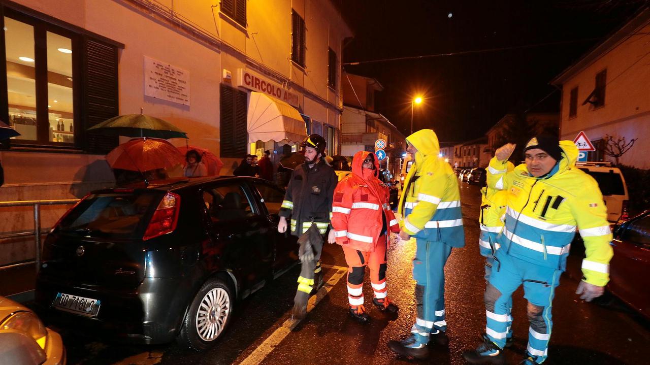 L'intervento di volontari e dei vigili del fuoco (foto Sestini)